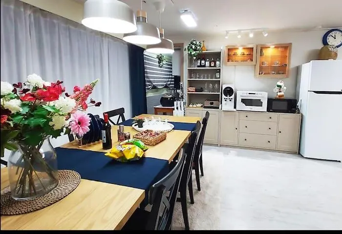 弘大跃层露台大房间 机场地铁直达 3分钟步行地铁站 Hongdae, Airport Express,metro 3min,duplex Big Party Hébergement de vacances